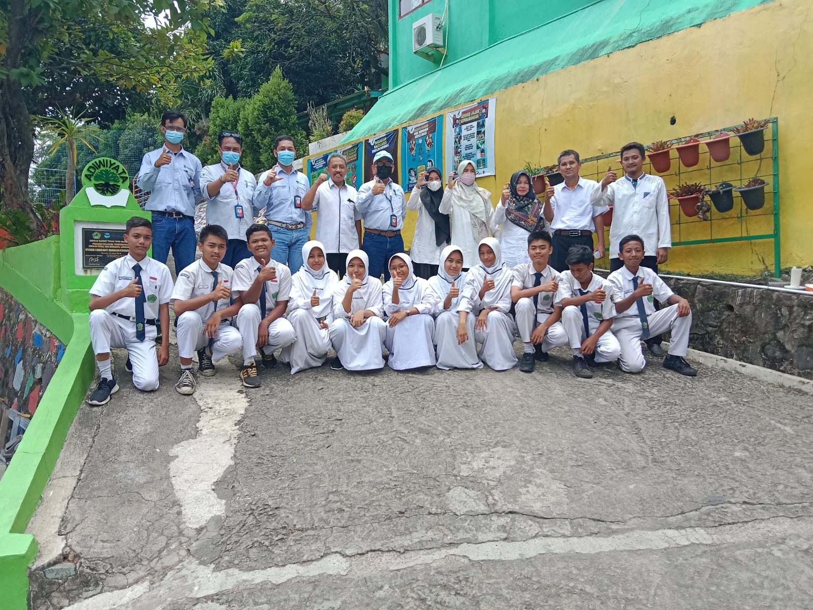 Kegiatan Visitasi Tim Chandra Asri Petrochemical S.O Puloampel Pada Program Peduli dan Berbudaya Lingkungan Hidup Sekolah Tahun 2022